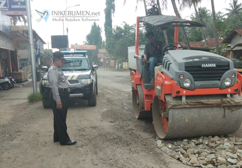 Bersama Warga, Polsek Petanahan Urug Jalan Berlubang