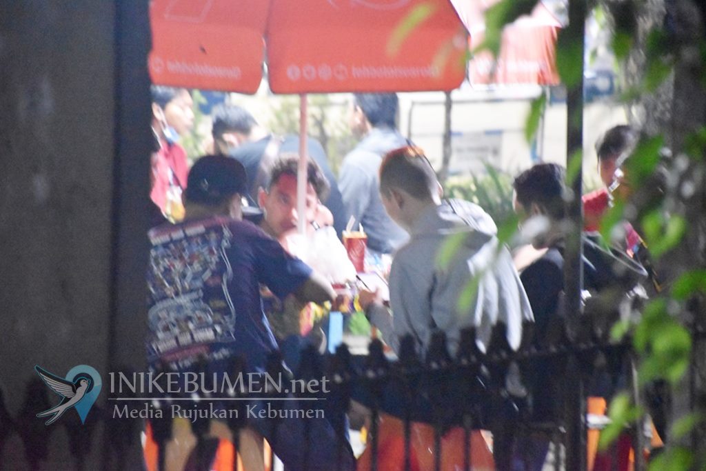 Bandel, Masih Banyak Warga Kebumen Nongkrong di Tempat Umum