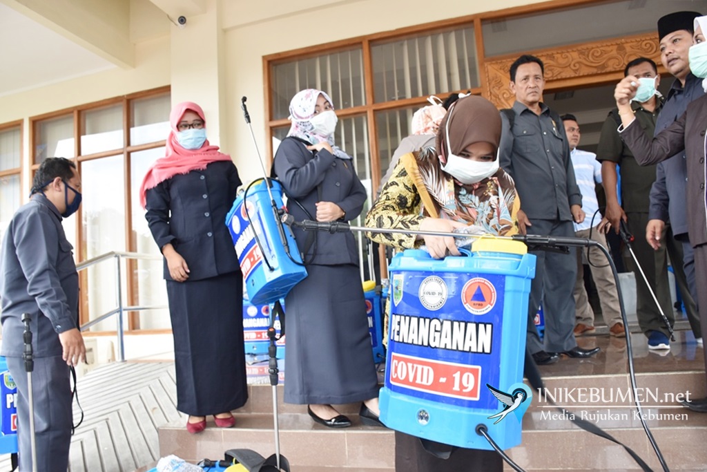 50 Anggota DPRD Kebumen Terima Bantuan Handsprayer dan Disinfektan