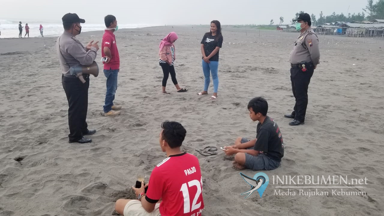 Duh, Masih Banyak Warga yang Berwisata di Pantai Setrojenar