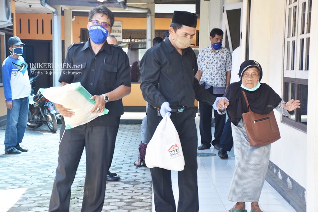 Ditempeli Stiker, Bantuan Sembako untuk Warga Kebumen Diantar Petugas Pos