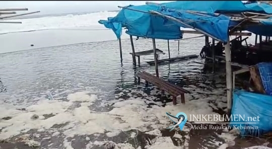 Waspada! Gelombang Tinggi Diperikarakan Masih Akan Terjadi di Pesisir Kebumen