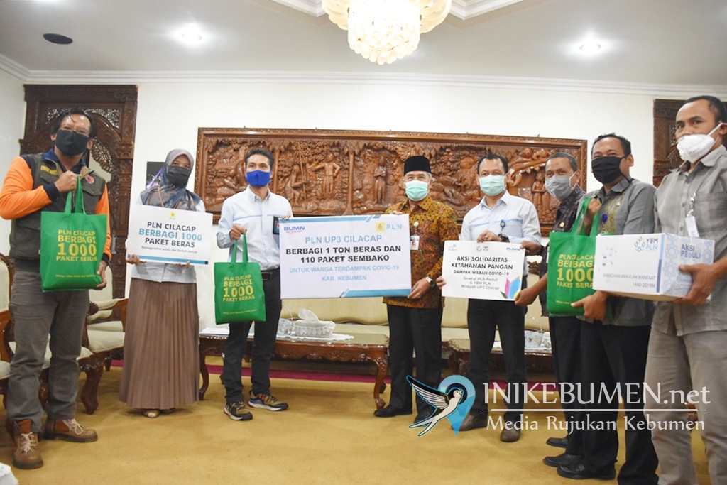 PLN Cilacap Serahkan 1 Ton Beras untuk Bantu Warga Terdampak Covid-19 di Kebumen