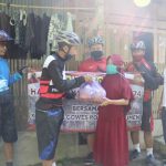 Komunitas Gowes Polres Kebumen Bersepeda Sambil Bagikan Sembako