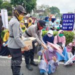 Liat Peserta Aksi Bela Pancasila Kelelahan, Polwan Polres Kebumen Bagikan Air Mineral