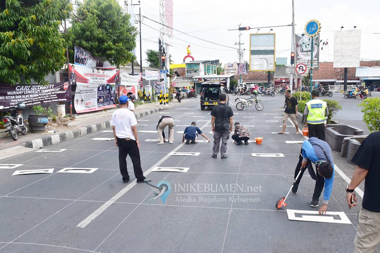 Berhenti di Lampu Merah di Kebumen, Antar Kendaraan Wajib Jaga Jarak