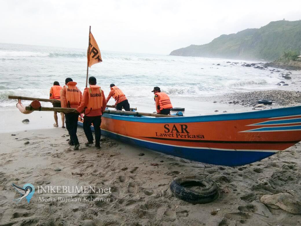 Perahu Terbalik Dihantam Ombak Besar, Satu Nelayan Ayah Hilang