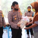 Bareng Komunitas Jeep, Kapolres Kebumen Gelar Baksos di Pesisir Pantai Selatan