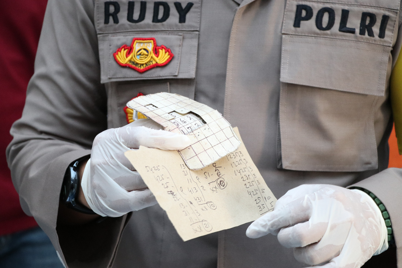 Jual Togel, Kakek Asal Gombong ini Ditangkap Polisi di Warung Kopi