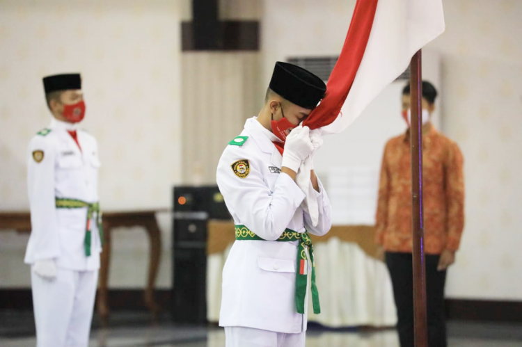 Jelang HUT RI, Ganjar Kukuhkan  Delapan Paskibraka Jateng