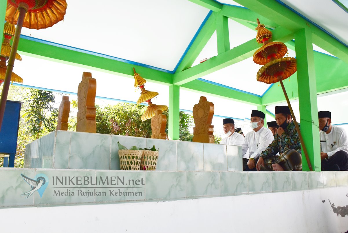 Jelang Hari Jadi, Bupati Kebumen Ziarah ke Empat Makam Leluhur