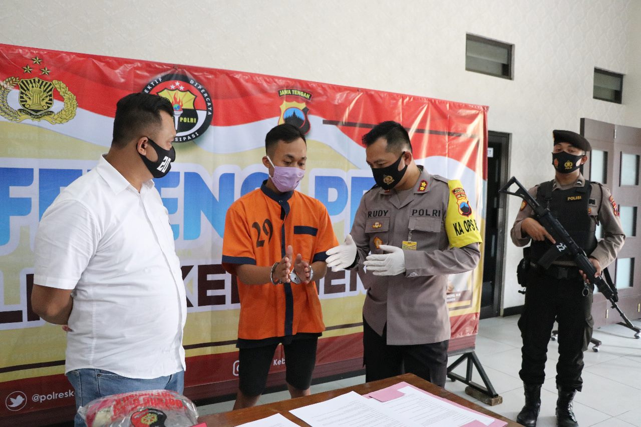 Modal Brio Gadaian, Penjual Ayam Geprek ini Rutin Minta “Jatah” ke Kekasihnya yang Masih Dibawah Umur