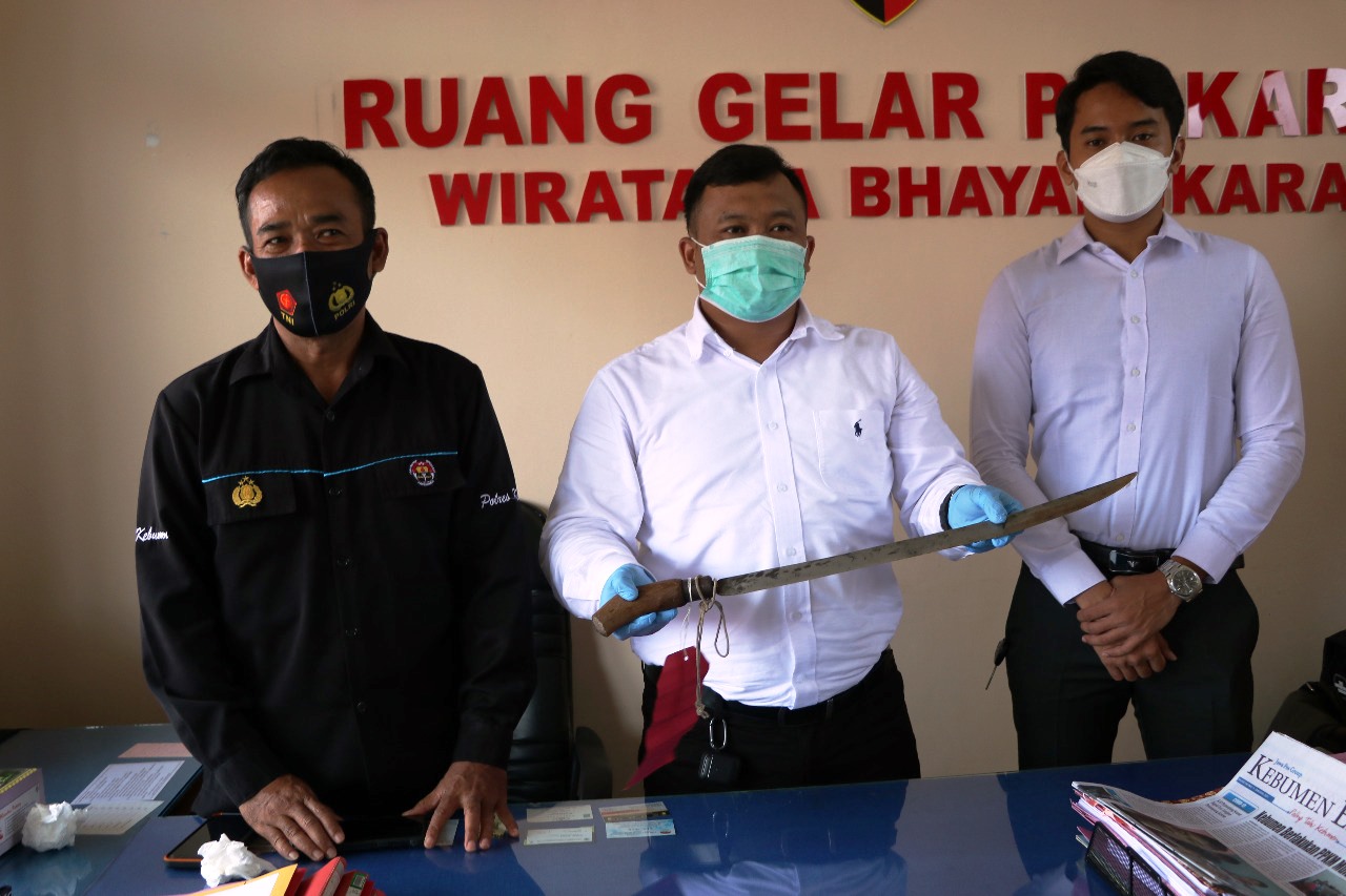 Balita dan Ibunya di Kutowinangun Ditebas Tetangganya Sendiri