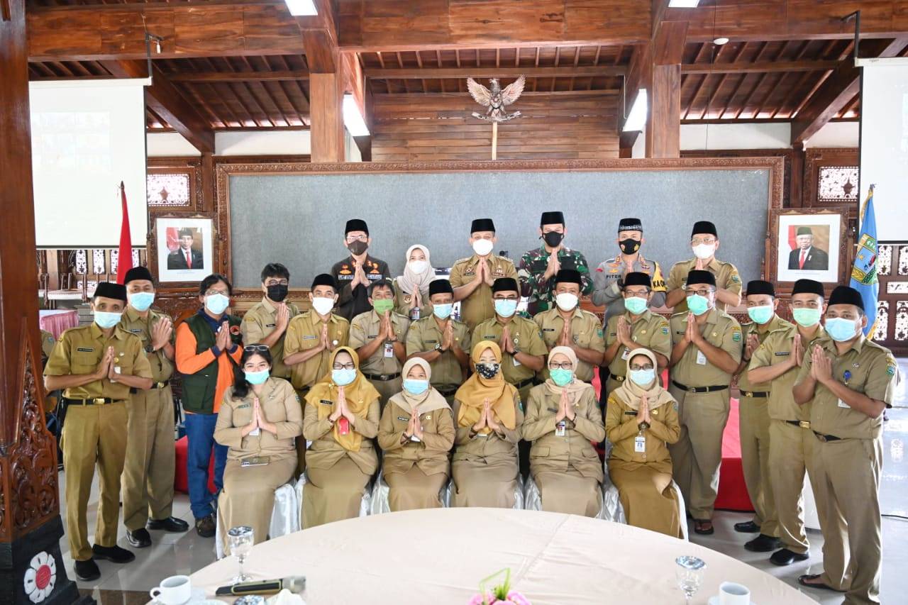 Bupati Kebumen Larang Masyarakat Gelar Halalbihalal dengan Bersalaman