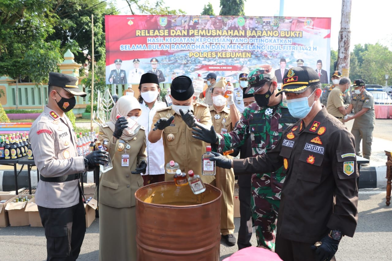 Ribuan Botol Miras dan Ratusan Kilogram Serbuk Petasan Dimusnahkan Ribuan Botol Miras dan Ratusan Kilogram Serbuk Petasan Dimusnahkan