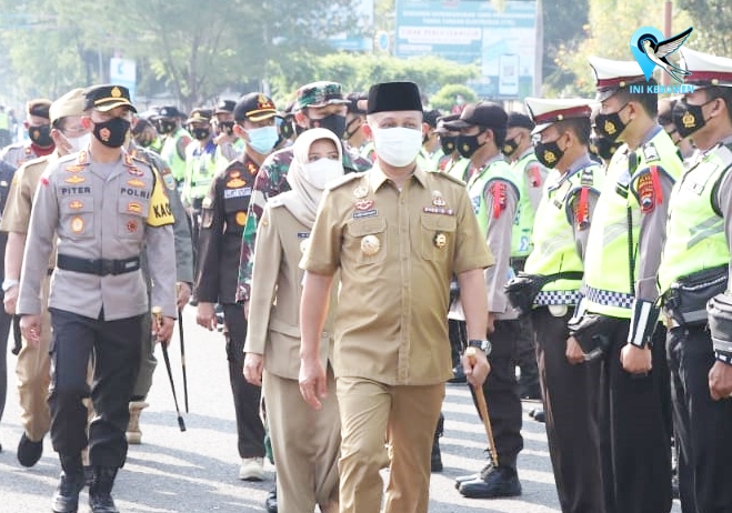 Pegang Tongkat Komando, Bupati Kebumen Pimpin Apel Gelar Pasukan Operasi Ketupat