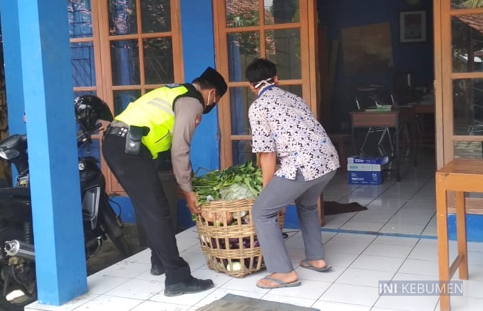 Bantu Warga yang Isolasi Mandiri, Polsek Petanahan Bagikan Sayur Gratis