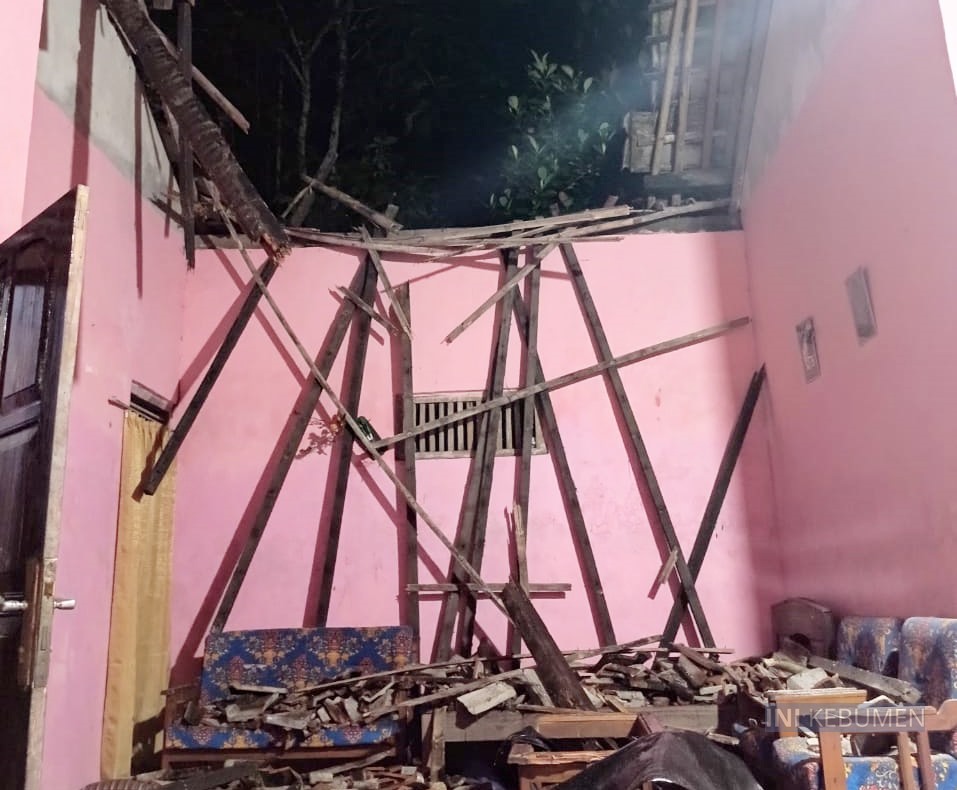 Atap Rumah Ambruk, Warga Ambal Berteduh di Dapur