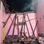 Atap Rumah Ambruk, Warga Ambal Berteduh di Dapur