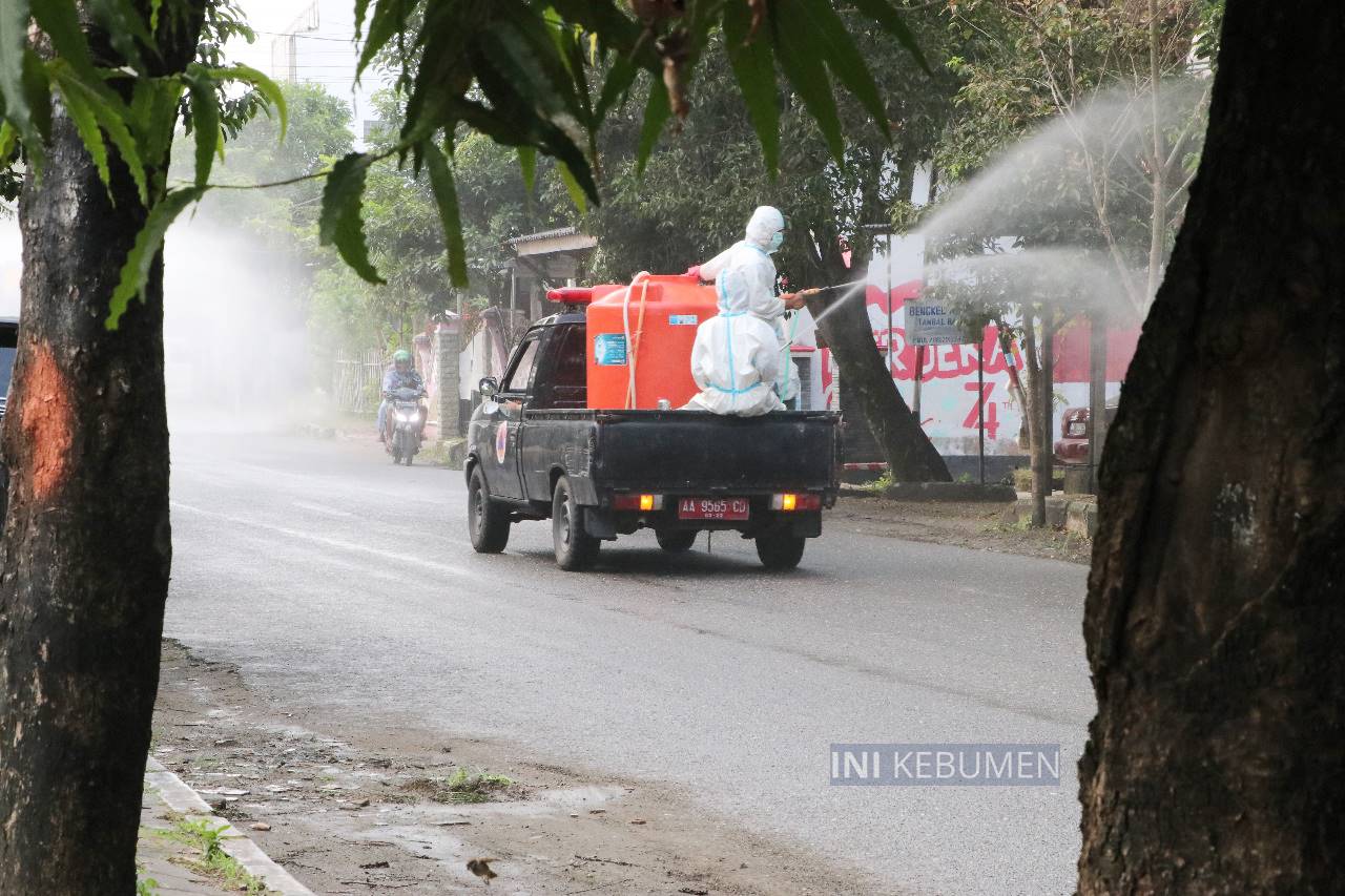 Jelang PPKM Darurat, Ruas Jalan Prokol Kota Kebumen Disemprot Disinfektan