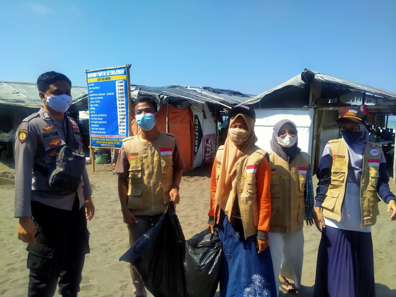 Bersama Relawan, Polsek Buluspesantren Bersihkan Pantai dan Bagikan Masker