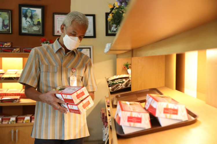 Dukung UKM, Ganjar Sempatkan Ngevlog Promosi Roti