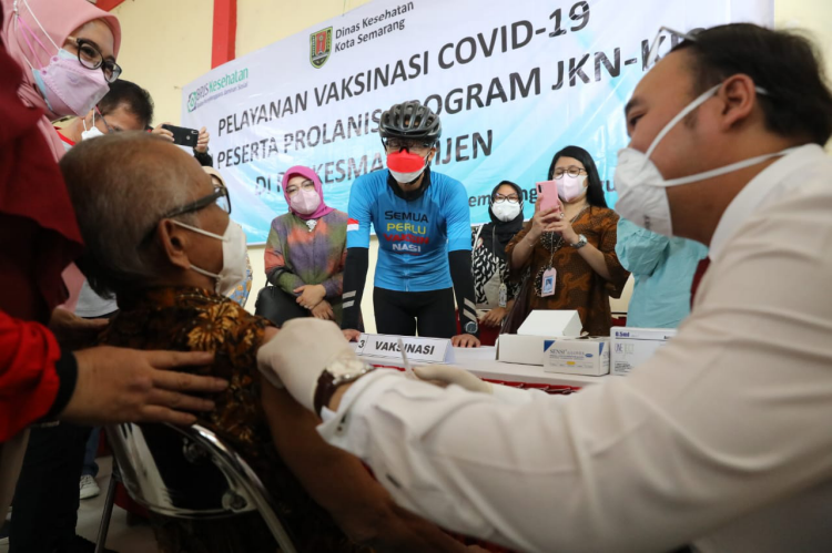 Ganjar Manfaatkan Data BPJS untuk Program Vaksinasi Komorbid Ganjar Manfaatkan Data BPJS untuk Program Vaksinasi Komorbid