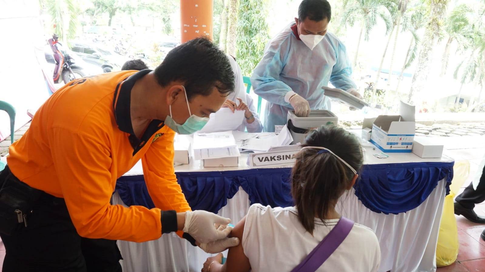 Kejar Herd Immunity, Pemprov Jateng Suntikan 1,6 Juta Vaksin per Pekan Kejar Herd Immunity, Pemprov Jateng Suntikan 1,6 Juta Vaksin per Pekan