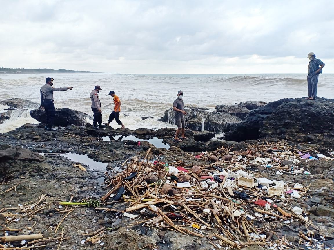 Pemancing Tanpa Identitas Hilang Terseret Ombak Pantai Karangbolong