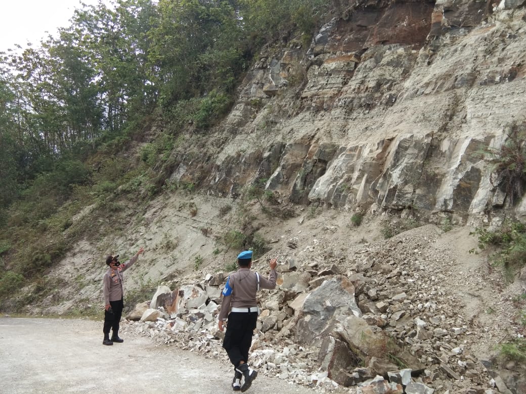 Jalan Wadasmalang-Plumbon Longsor, Polisi Singkirkan Batu dari Tengah Jalan