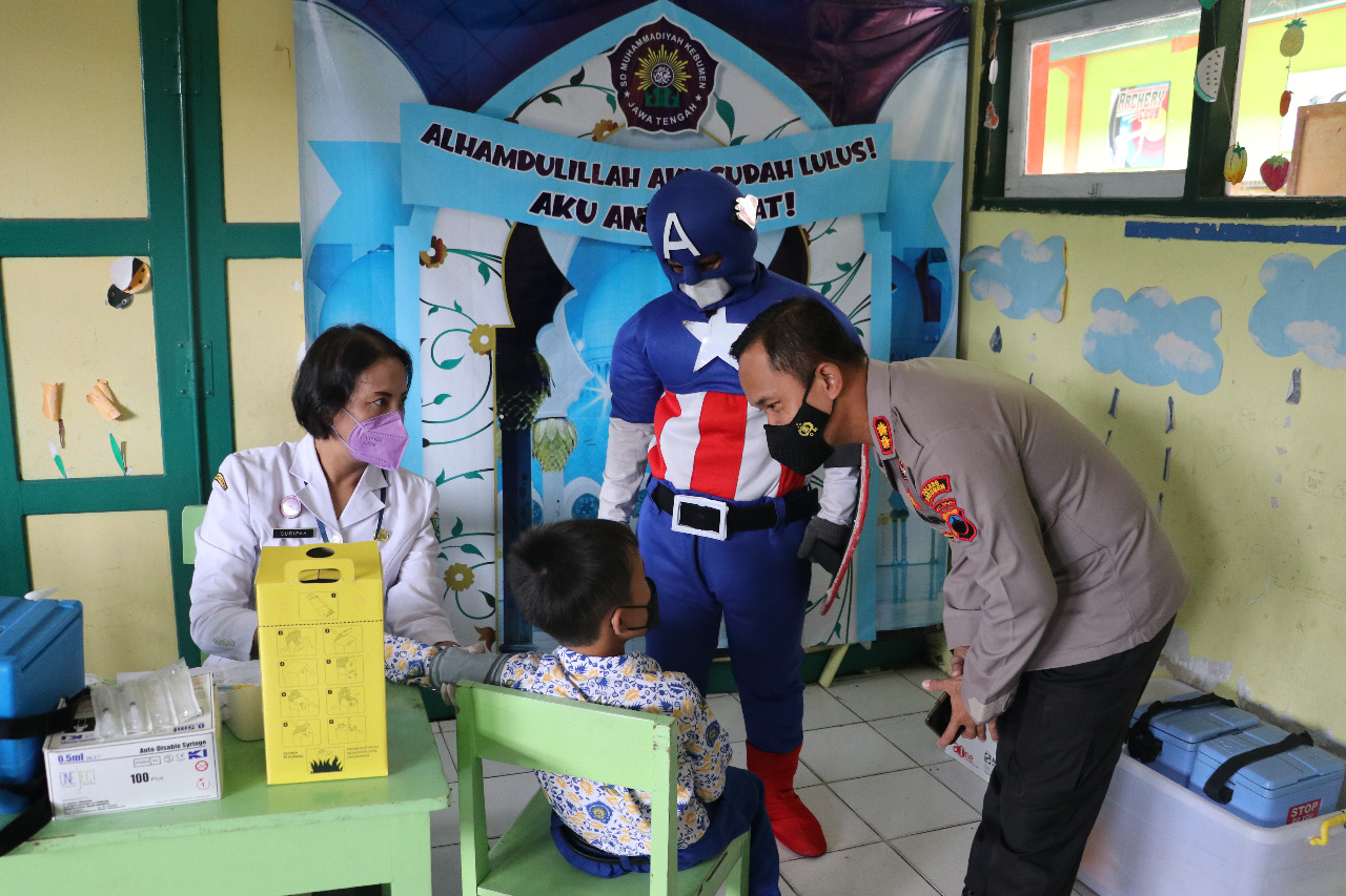 Disuntik Tidak Sakit, Murid-murid SD Muhammadiyah Kebumen Semangat Mengikuti Vaksinasi Merdeka