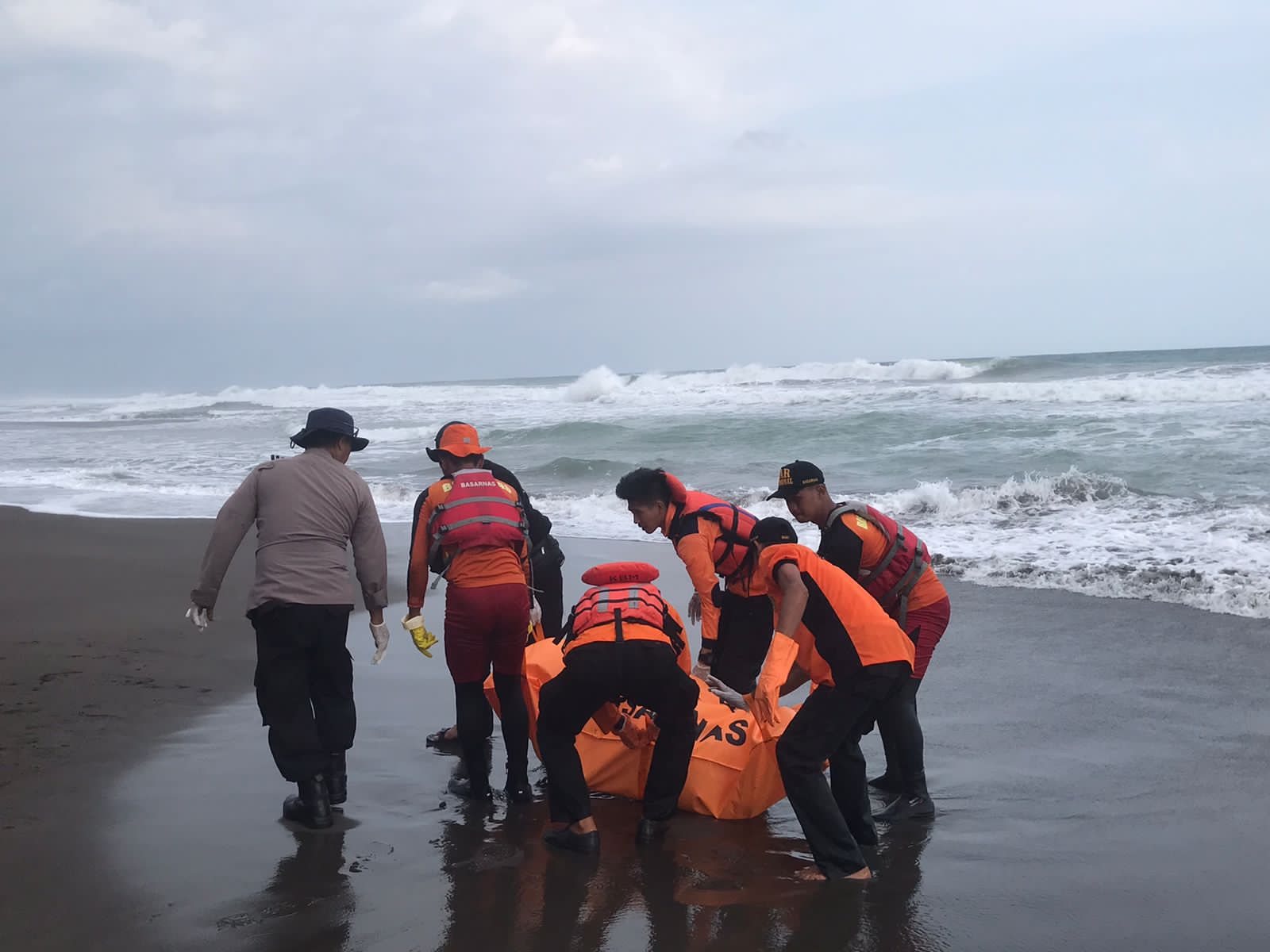 Dua Jenazah Wisatawan yang Dilaporkan Hilang Terseret Ombak di Kebumen, Ditemukan