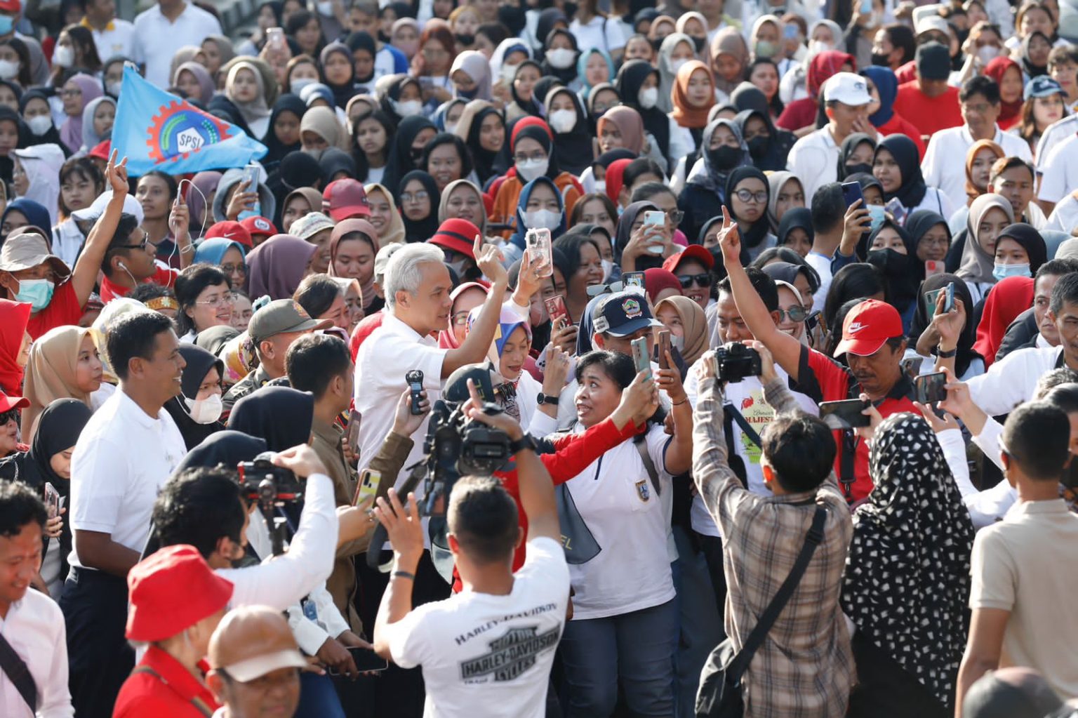 Peringati May Day, Ganjar Jalan Sehat Bareng Buruh di Salatiga