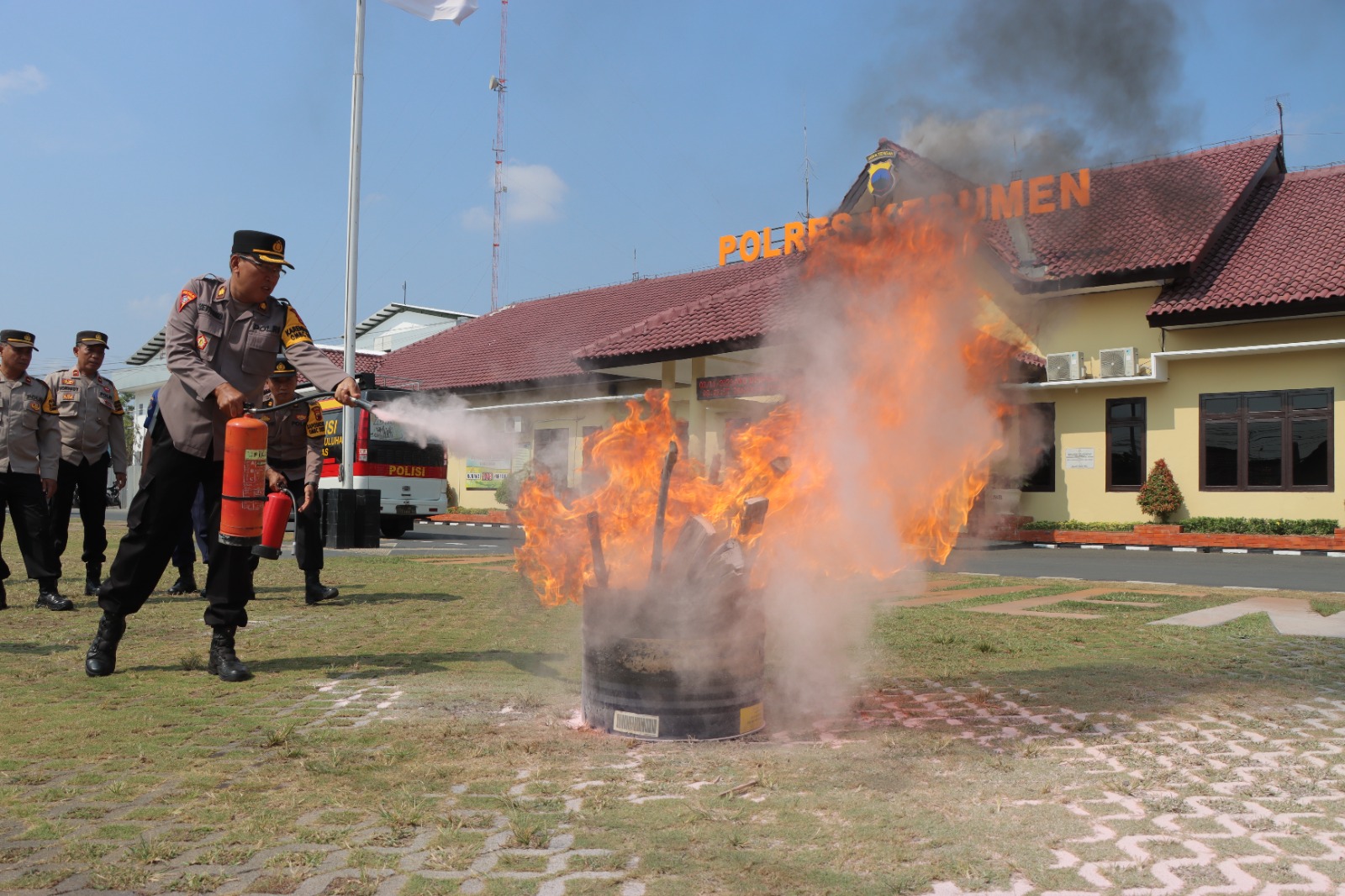 Polres Kebumen Gelar Latihan Padamkan Api dengan APAR, Antisipasi Kebakaran Gudang Logistik Pemilu
