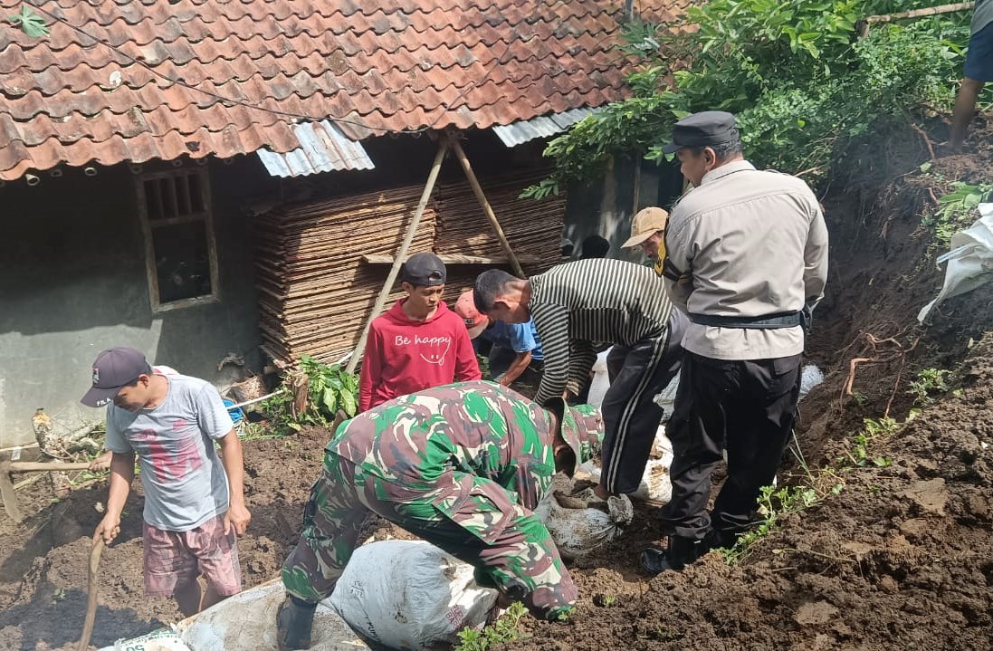 Rumah Warga Karanggayam Nyaris Tertimbun Longsor, Polsek dan Koramil Turun Evakuasi Lumpur