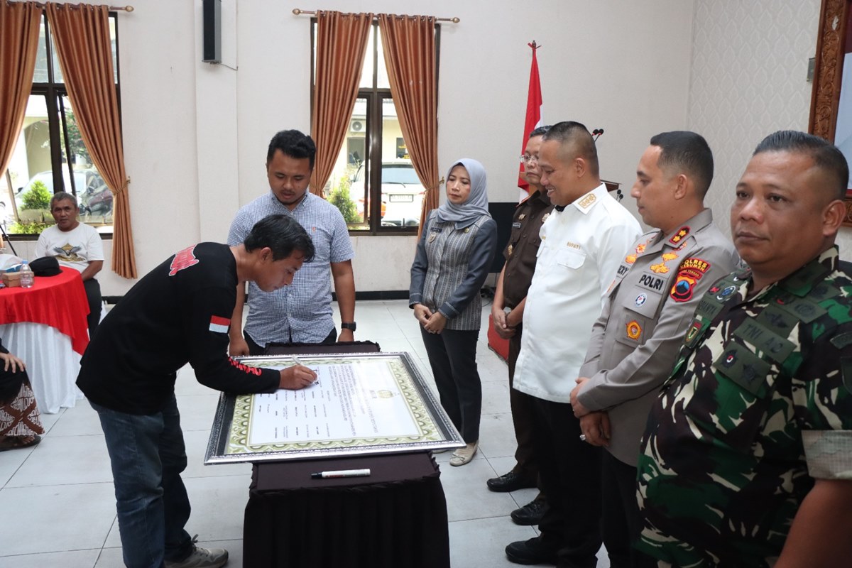 Penuh Akrab, Ormas dan LSM se-Kabupaten Kebumen Kompak Bahas Kondusifitas di Kabupaten Kebumen Penuh Akrab, Ormas dan LSM se-Kabupaten Kebumen Kompak Bahas Kondusifitas di Kabupaten Kebumen