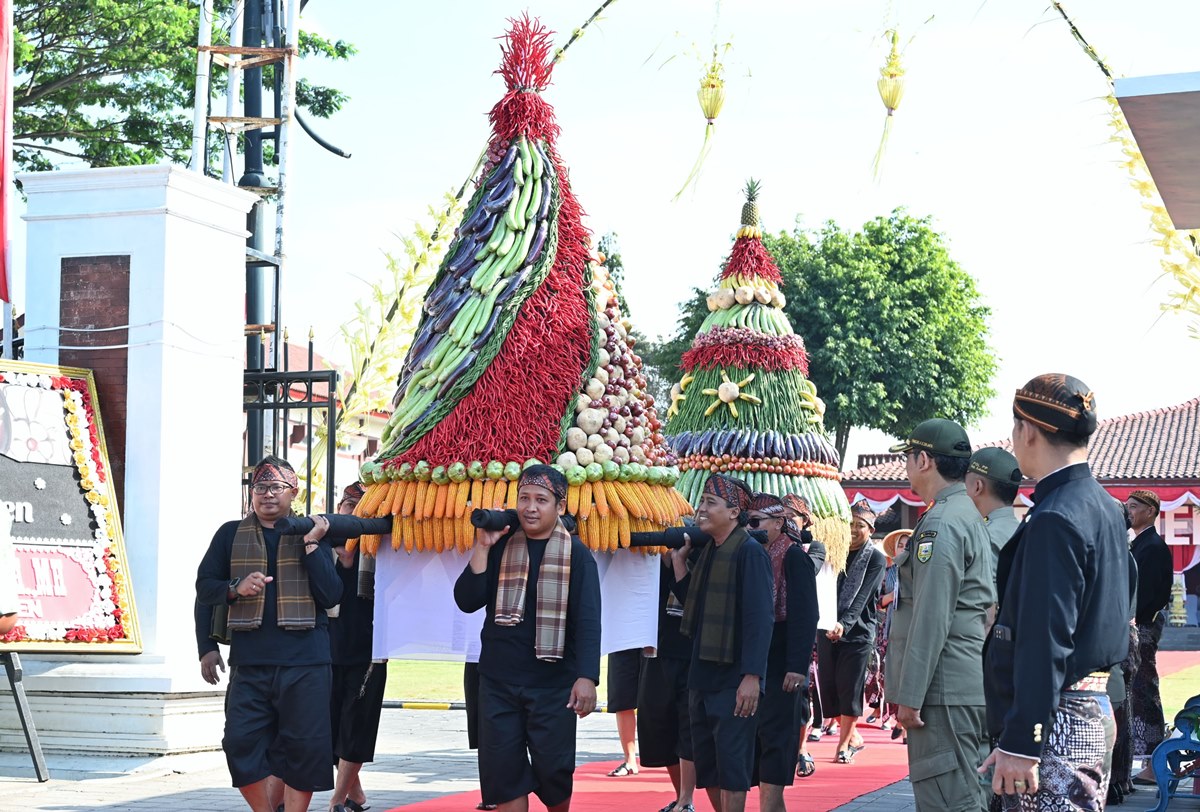 Dihadiri 4.000 Peserta, Upacara Hari Jadi ke 395 Kabupaten Kebumen Berlangsung Khidmad dan Semarak