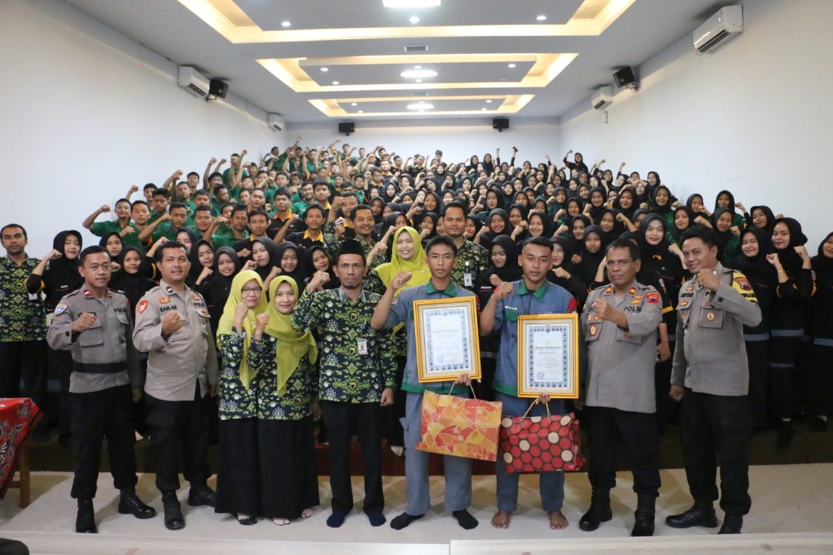 Masih Ingat 2 Pelajar Kebumen yang Kembalikan Paket Temuan? Kini Dapat Penghargaan Atas Kejujurannya