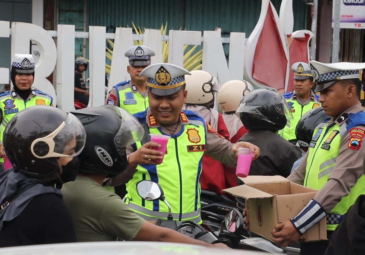 Satlantas Polres Kebumen Bagi Takjil Gratis di Tugu Lawet