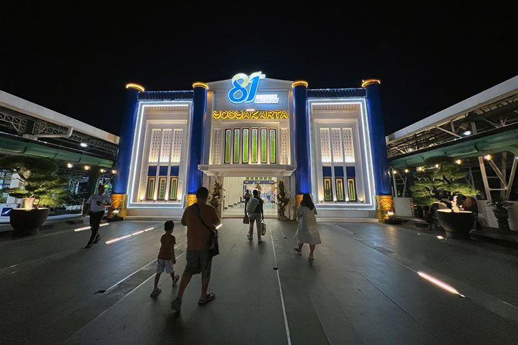 Pintu timur Stasiun Tugu Yogyakarta dihias dengan logo perayaan HUT ke-81 KAI, Sabtu (26/9/2026). (Foto: Padmo)